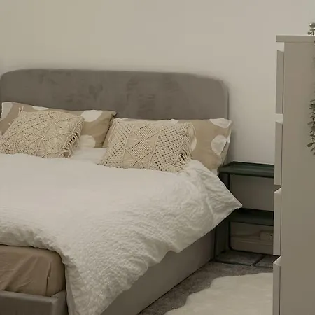New Cosy Modern City Centre Flat-3